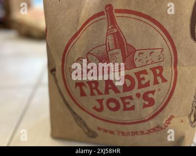 ÉTATS-UNIS. 29 mai 2024. Gros plan d'un sac d'épicerie Trader Joe, présentant le logo du magasin, à Reliez Valley, Californie, le 29 mai 2024. (Photo Smith Collection/Gado/Sipa USA) crédit : Sipa USA/Alamy Live News Banque D'Images