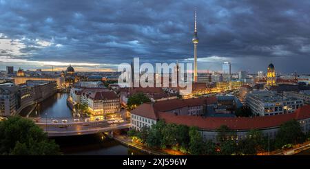 Abendstimmung im Zentrum von Berlin Mitte. 16.07.2024, Berlin, GER - Abendstimmung mit Kunstlicht der Stadt und wolkenreichem Himmel nach einem Gewitter., Berlin Berlin Deutschland, DEU Mitte, Muehlendammbruecke *** ambiance nocturne dans le centre de Berlin Mitte 16 07 2024, Berlin, GER ambiance nocturne avec lumière artificielle de la ville et ciel nuageux après un orage, Berlin Berlin Allemagne, DEU Mitte, Muehlendammbruecke Banque D'Images