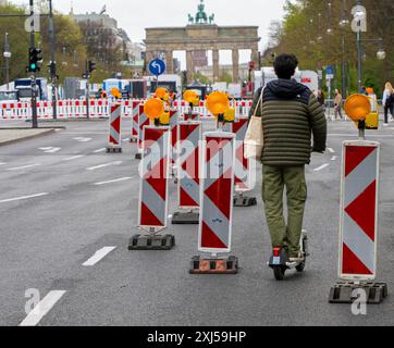 Lumières Nissen et bannières d'avertissement, Unter den Linden, Brandenburg Tor, Berlin, Allemagne Banque D'Images