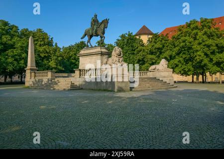 Monument à l'empereur Guillaume Ier sur Karlsplatz, place historique, statue équestre, sculpture, grande sculpture, monument équestre par le professeur Banque D'Images