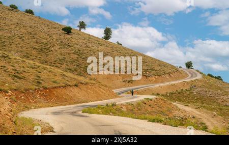 Un paysage montagneux et une route sinueuse en Turquie. Banque D'Images