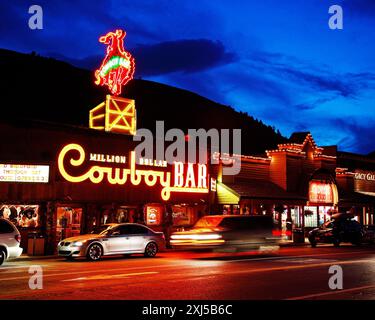 Million Dollar Cowboy Bar, Wyoming, États-Unis, Blue hour, nuit, néon, éclairage, Jackson Hole, Jackson Hole, États-Unis Banque D'Images