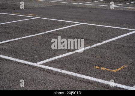 lignes blanches pour garer votre voiture en ville, le stationnement des véhicules dans les zones urbaines sur des panneaux avec des lignes blanches indique des places de stationnement sans payeurs Banque D'Images