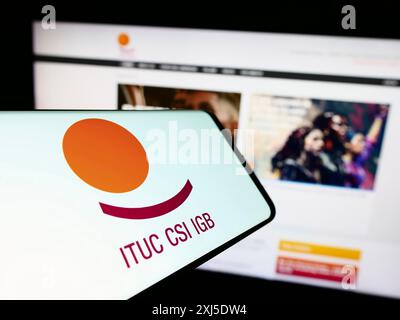 Stuttgart, Allemagne, 02-13-2024 : téléphone portable avec le logo de la Fédération Confédération syndicale internationale (CSI) devant le site web. Concentrez-vous sur Banque D'Images