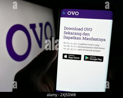 Stuttgart, Allemagne, 02-12-2013 2024 : personne tenant un téléphone portable avec la page web de la société de paiement indonésienne OVO (PT Visionet Internasional) avec le logo. Mise au point Banque D'Images