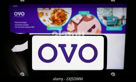 Stuttgart, Allemagne, 02-12-2013 2024 : personne tenant un smartphone avec le logo de la société de paiement indonésienne OVO (PT Visionet Internasional) devant Banque D'Images