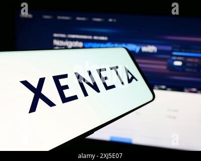 Stuttgart, Allemagne, 02-13-2024 : téléphone portable avec le logo de la société norvégienne d'analyse d'expédition Xeneta COMME devant le site Web de l'entreprise. Concentrez-vous sur Banque D'Images