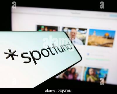 Stuttgart, Allemagne, 02-12-2013 2024 : smartphone avec le logo de la société américaine de crowdfunding Spotfund technologies Inc en face du site Web de l'entreprise. Mise au point Banque D'Images
