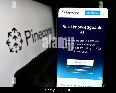 Stuttgart, Allemagne, 02-16-2024 : personne tenant un téléphone portable avec la page Web de la société américaine d'intelligence artificielle Pinecone Systems Inc avec le logo. Concentrez-vous sur Banque D'Images