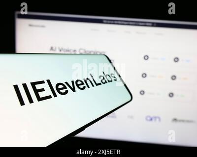 Stuttgart, Allemagne, 02-19-2024 : téléphone portable avec le logo de la société américaine d'intelligence artificielle ElevenLabs Inc en face du site web. Concentrez-vous sur Banque D'Images