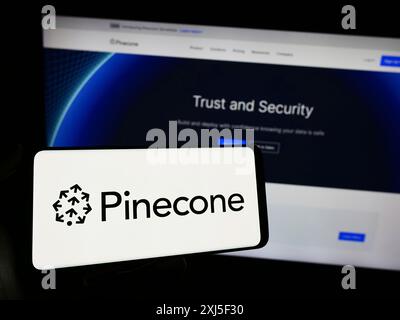 Stuttgart, Allemagne, 02-16-2024 : personne tenant un téléphone portable avec le logo de la société américaine d'intelligence artificielle Pinecone Systems Inc devant Banque D'Images