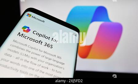 Stuttgart, Allemagne, 02-22-2024 : smartphone avec site web de chatbot d'intelligence artificielle Microsoft CoPilot devant le logo de l'entreprise. Concentrez-vous sur Banque D'Images