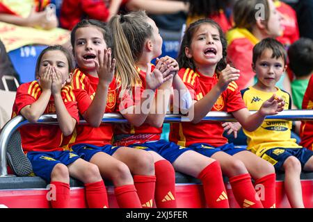 La Corogne, Espagne. 16 juillet 2024. Les jeunes supporters et supporters de l'Espagne lors d'un match de football entre les équipes nationales féminines d'Espagne et de Belgique, ont appelé les flammes rouges lors de la sixième journée du Groupe A2 dans la phase de championnat de la compétition des qualifications européennes féminines de l'UEFA 2023-24, le mardi 16 juillet 2024 à la Corogne, Espagne . Crédit : Sportpix/Alamy Live News Banque D'Images