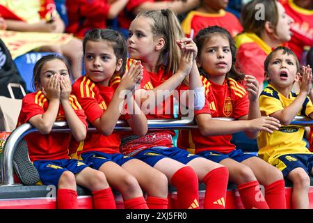 La Corogne, Espagne. 16 juillet 2024. Les jeunes supporters et supporters de l'Espagne lors d'un match de football entre les équipes nationales féminines d'Espagne et de Belgique, ont appelé les flammes rouges lors de la sixième journée du Groupe A2 dans la phase de championnat de la compétition des qualifications européennes féminines de l'UEFA 2023-24, le mardi 16 juillet 2024 à la Corogne, Espagne . Crédit : Sportpix/Alamy Live News Banque D'Images