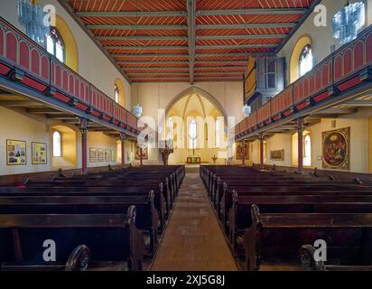 Église de ville protestante-luthérienne de style gothique tardif de Saint-Pierre avec chaire, autel, crucifix et fonts baptismaux, vue intérieure, place du marché, vieille ville Banque D'Images