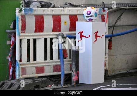 Adidas Derbystar match ball sur plate-forme, logo Bundesliga, chantier MHPArena, MHP Arena Stuttgart, Bade-Wuerttemberg, Allemagne Banque D'Images