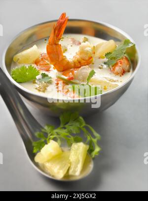 Soupe de crevettes et de noix de coco thaï Banque D'Images