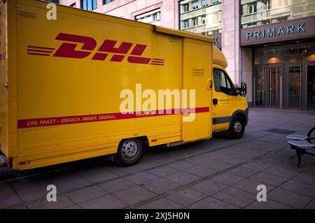 Véhicule de livraison DHL, logo, garé devant la chaîne de grands magasins Primark, Koenigsstrasse, Stuttgart, Bade-Wuerttemberg, Allemagne Banque D'Images