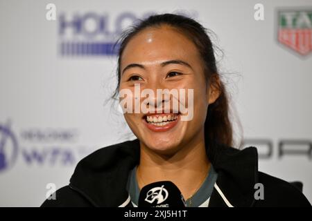 Qinwen Zheng (CHN) portrait, sourires, microphone, mike, logo, WTA, conférence de presse, conférence de presse, interview, tennis, Porsche Cup 2024, Porsche Banque D'Images