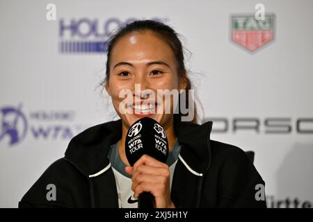 Qinwen Zheng (CHN) portrait, sourires, microphone, mike, logo, WTA, conférence de presse, conférence de presse, interview, tennis, Porsche Cup 2024, Porsche Banque D'Images