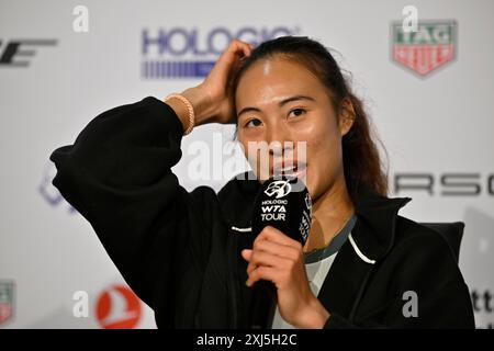 Qinwen Zheng (CHN) portrait, sourires, microphone, mike, logo, WTA, conférence de presse, conférence de presse, interview, tennis, Porsche Cup 2024, Porsche Banque D'Images