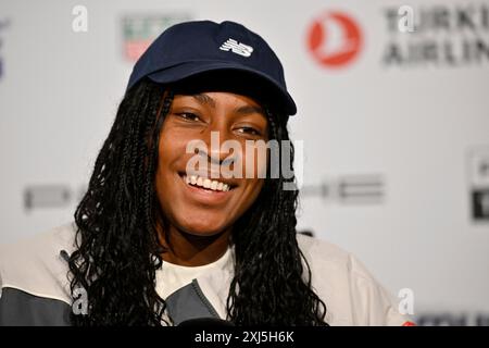 Portrait de Coco Gauff USA, sourires, conférence de presse, conférence de presse, interview, microphone, mike, logo, WTA, tennis, Porsche Cup 2024, Porsche Arena Banque D'Images