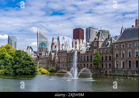 Der historische Binnenhof, Sitz der niederländischen Regierung, Hofvijver Teich, Skyline der Innenstadt am Hauptbahnhof, in der City von Den Haag, Niederlande, Skyline Den Haag *** le Binnenhof historique, siège du gouvernement néerlandais, étang Hofvijver, horizon du centre-ville à la gare centrale, dans le centre-ville de la Haye, pays-Bas, skyline la Haye Banque D'Images