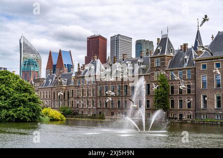 Der historische Binnenhof, Sitz der niederländischen Regierung, Hofvijver Teich, Skyline der Innenstadt am Hauptbahnhof, in der City von Den Haag, Niederlande, Skyline Den Haag *** le Binnenhof historique, siège du gouvernement néerlandais, étang Hofvijver, horizon du centre-ville à la gare centrale, dans le centre-ville de la Haye, pays-Bas, skyline la Haye Banque D'Images