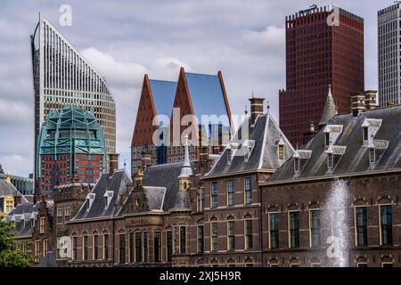 Der historische Binnenhof, Sitz der niederländischen Regierung, Hofvijver Teich, Skyline der Innenstadt am Hauptbahnhof, in der City von Den Haag, Niederlande, Skyline Den Haag *** le Binnenhof historique, siège du gouvernement néerlandais, étang Hofvijver, horizon du centre-ville à la gare centrale, dans le centre-ville de la Haye, pays-Bas, skyline la Haye Banque D'Images