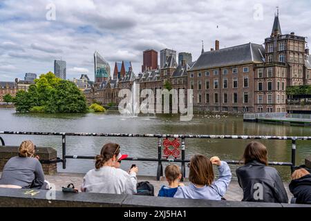 Der historische Binnenhof, Sitz der niederländischen Regierung, Hofvijver Teich, Skyline der Innenstadt am Hauptbahnhof, in der City von Den Haag, Niederlande, Skyline Den Haag *** le Binnenhof historique, siège du gouvernement néerlandais, étang Hofvijver, horizon du centre-ville à la gare centrale, dans le centre-ville de la Haye, pays-Bas, skyline la Haye Banque D'Images