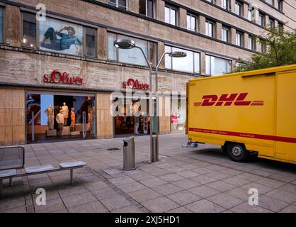 Véhicule de livraison DHL, logo, garé devant s.. Chaîne de grands magasins Oliver, zone piétonne, Koenigsstrasse, Stuttgart, Bade-Wuerttemberg Banque D'Images