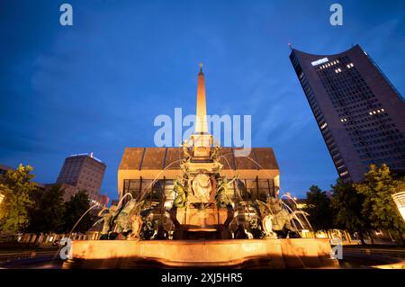 Gewandhaus, Konzerthaus, Mendebrunnen, City-Hochhaus, mdr, logo, Europahochhaus, Augustusplatz, ambiance du soir, heure bleue, Leipzig, Saxe, Allemagne Banque D'Images