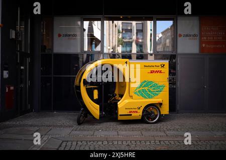 E-Rylle, Elektro-Rytle, E-Cargobike, vélo cargo électrique, sans émission, sans CO2, service de livraison DHL, parcs devant Zalando Outlet, logo Banque D'Images