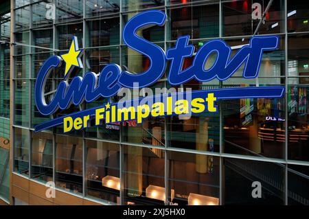 Petersbogen, Spielbank se reflète dans CineStar Der Filmpalast, cinéma, logo, arcade commerciale, centre commercial, centre commercial, galerie marchande, Leipzig Banque D'Images