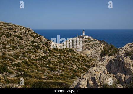 Phare Far de Formentor sur la côte rocheuse de Majorque avec fond de ciel bleu Banque D'Images