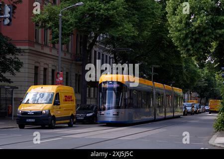 Tram, véhicule de livraison, service de livraison DHL, logo, Leipzig, Saxe, Allemagne Banque D'Images