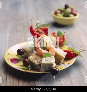 Terrine de poisson et brochettes de crevettes Banque D'Images