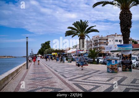 Calcadas, pavés artistiquement posés, trottoir, promenade, promenade au bord de l'eau, port, vieille ville, Lagos, Algarve, Portugal Banque D'Images