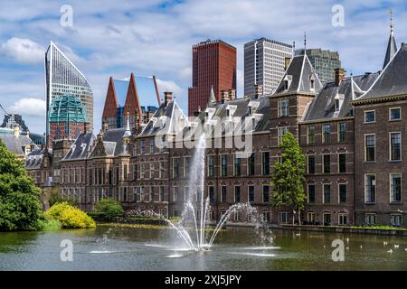 Der historische Binnenhof, Sitz der niederländischen Regierung, Hofvijver Teich, Skyline der Innenstadt am Hauptbahnhof, in der City von Den Haag, Niederlande, Skyline Den Haag *** le Binnenhof historique, siège du gouvernement néerlandais, étang Hofvijver, horizon du centre-ville à la gare centrale, dans le centre-ville de la Haye, pays-Bas, skyline la Haye Banque D'Images