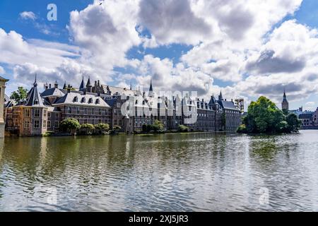 Der historische Binnenhof, Sitz der niederländischen Regierung, Hofvijver Teich, Skyline der Innenstadt am Hauptbahnhof, in der City von Den Haag, Niederlande, Skyline Den Haag *** le Binnenhof historique, siège du gouvernement néerlandais, étang Hofvijver, horizon du centre-ville à la gare centrale, dans le centre-ville de la Haye, pays-Bas, skyline la Haye Banque D'Images