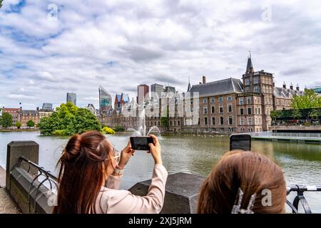 Der historische Binnenhof, Sitz der niederländischen Regierung, Hofvijver Teich, Skyline der Innenstadt am Hauptbahnhof, in der City von Den Haag, Niederlande, Skyline Den Haag *** le Binnenhof historique, siège du gouvernement néerlandais, étang Hofvijver, horizon du centre-ville à la gare centrale, dans le centre-ville de la Haye, pays-Bas, skyline la Haye Banque D'Images