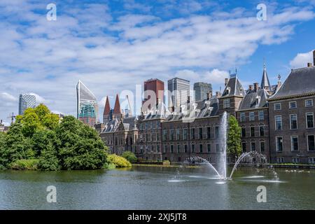 Der historische Binnenhof, Sitz der niederländischen Regierung, Hofvijver Teich, Skyline der Innenstadt am Hauptbahnhof, in der City von Den Haag, Niederlande, Skyline Den Haag *** le Binnenhof historique, siège du gouvernement néerlandais, étang Hofvijver, horizon du centre-ville à la gare centrale, dans le centre-ville de la Haye, pays-Bas, skyline la Haye Banque D'Images