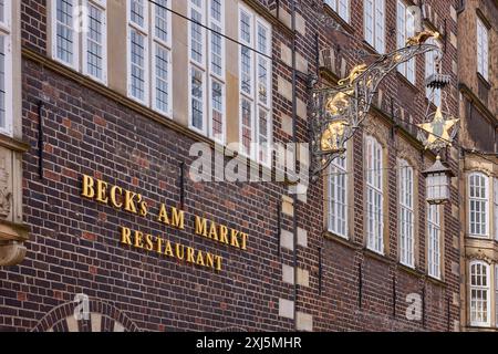 Panneau de nez et avis sur la façade en brique du restaurant Becks am Markt à Brême, ville hanséatique, état de Brême, Allemagne Banque D'Images