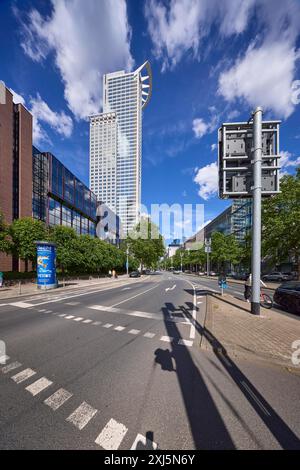 Gratte-ciel Kronenhochhaus ou Westend 1, siège de DZ Bank et Mainzer Landstrasse sous ciel bleu avec cumulus nuages à Francfort-sur-le-main Banque D'Images