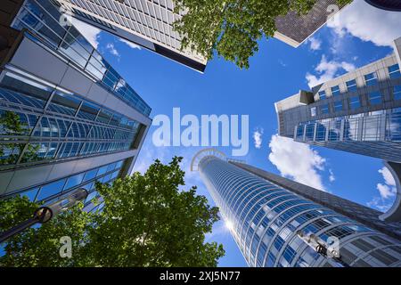 Kronenhochaus, Westend 1, siège de DZ Bank et d'autres immeubles de grande hauteur du point de vue de la grenouille à Francfort-sur-le-main, Hesse, Allemagne Banque D'Images