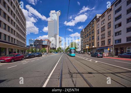 Kronenhochhaus ou Westend 1, siège de DZ Bank, immeubles résidentiels et tramway sur Mainzer Landstrasse sous un ciel bleu avec cumulus nuages dedans Banque D'Images