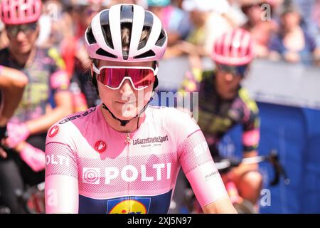 ELISA Longo Borghini (ITA) de LIDL Trek porte le maillot rose lors du Cycling Giro d'Italia Women 2024 départ de la 8ème étape finale de Pescara à l'Aquila, Italie. Banque D'Images