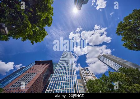 Gratte-ciel Japan Centre, Taunus Tower et SKYPER gratte-ciel dans le ciel bleu avec de petits nuages cumulus de la perspective de grenouille à Francfort-sur-le-main Banque D'Images