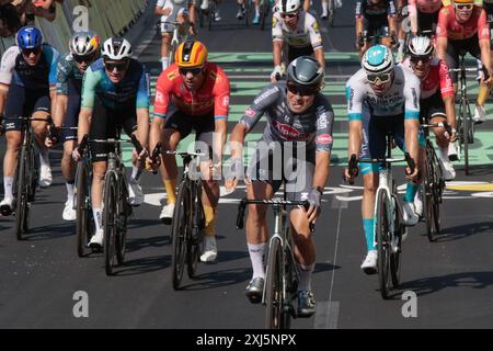 Jasper Philipsen de Belgique et Alpecin Deceuninck remportent l'étape du Tour de France à Nîmes contre Phil Bauhaus Banque D'Images