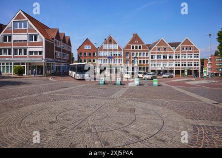 Place Pferdemarkt avec bâtiments et bus public dans le centre-ville de stade, ville hanséatique, quartier de stade, basse-Saxe, Allemagne Banque D'Images